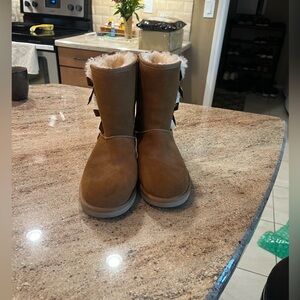 Kookaburra by UGG Women’s Victoria Short Chestnut Suede Faux Fur Boots Size 11